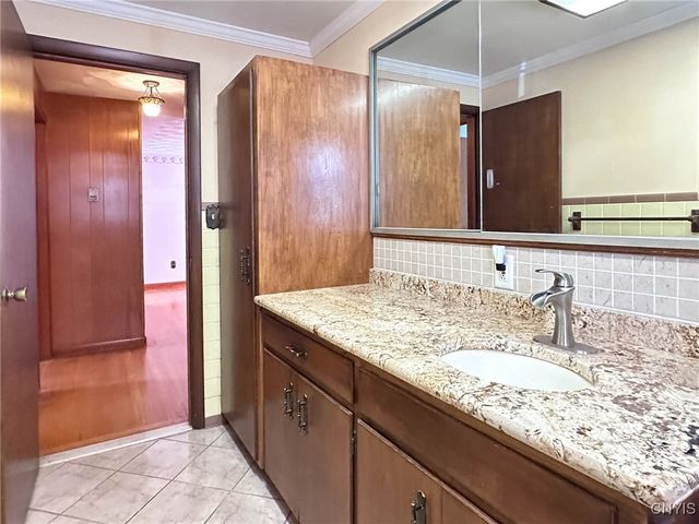 319 Winchester Drive, New Hartford, NY 13413