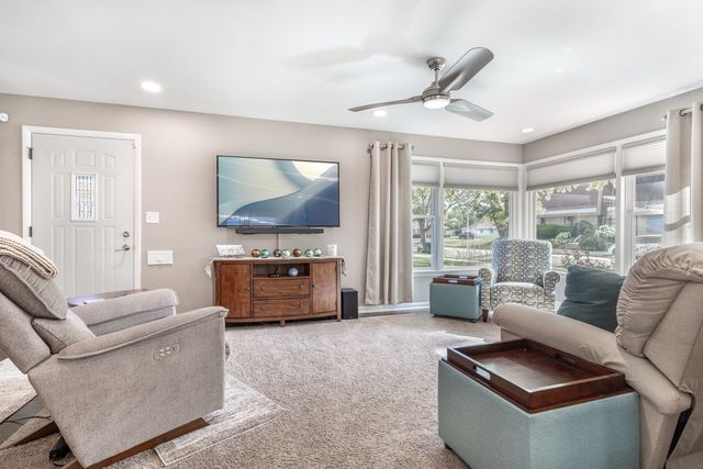 2401 Mayfair Avenue, Westchester, IL 60154