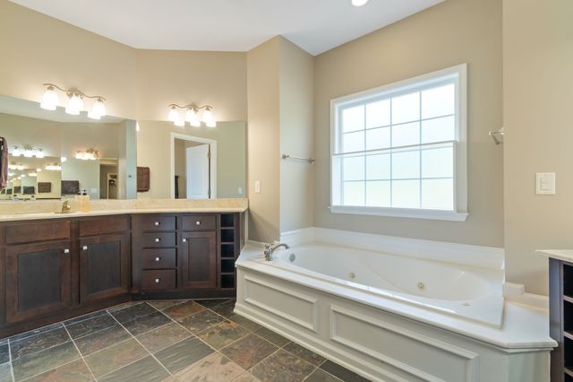 157 Lakepointe Rd, La Vergne, TN 37086