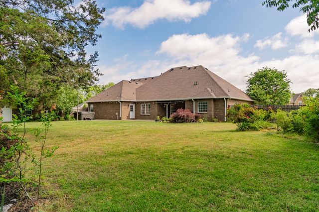 157 Lakepointe Rd, La Vergne, TN 37086