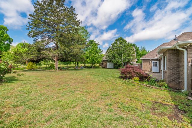 157 Lakepointe Rd, La Vergne, TN 37086