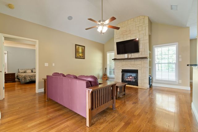 157 Lakepointe Rd, La Vergne, TN 37086