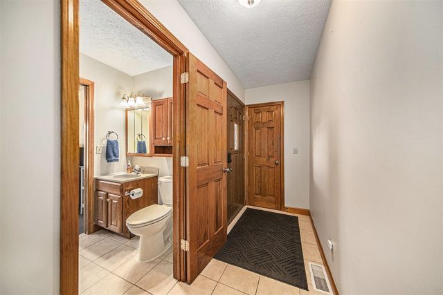 5501 Donavon Drive, Jackson, MI 49201