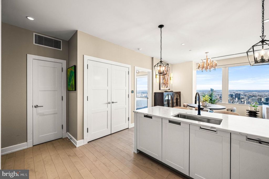 Image 11 of property listing at 50 S 16TH ST #5203, Philadelphia, PA 19102