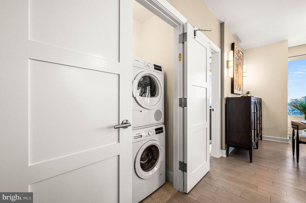 Image 12 of property listing at 50 S 16TH ST #5203, Philadelphia, PA 19102