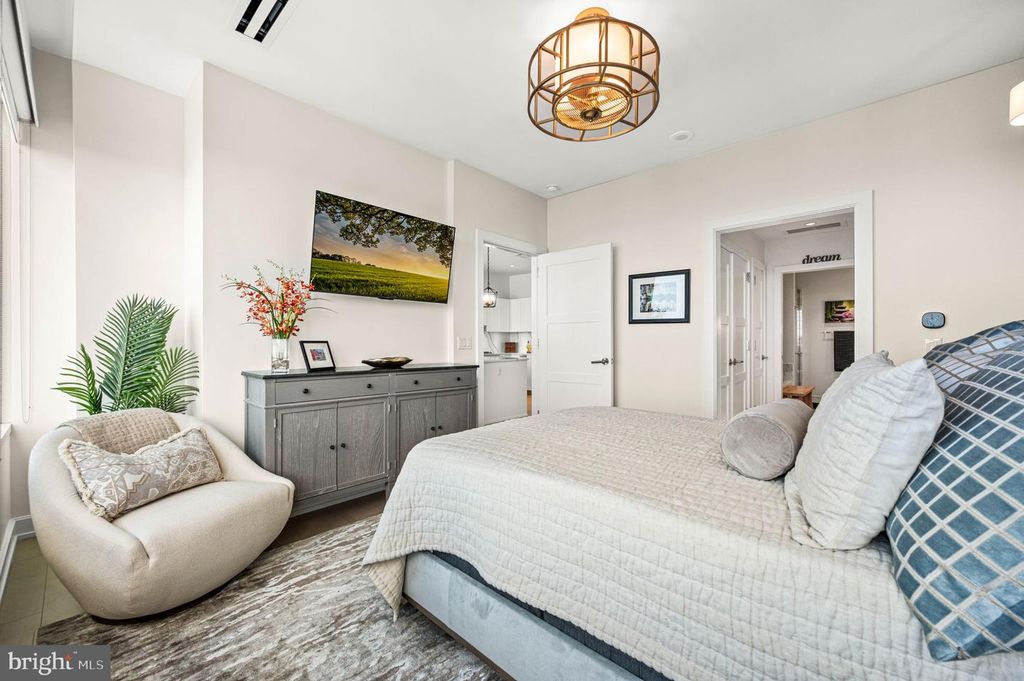 Image 16 of property listing at 50 S 16TH ST #5203, Philadelphia, PA 19102