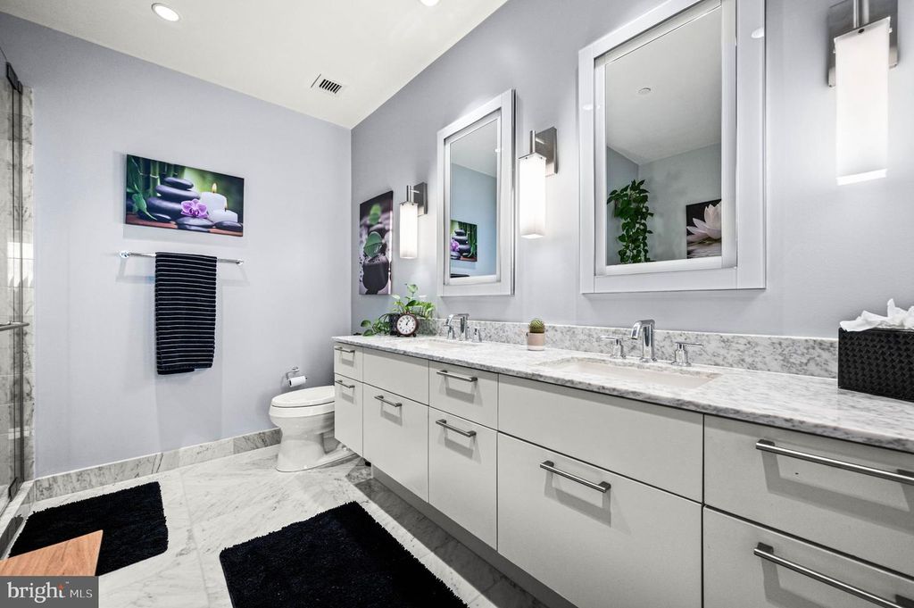 Image 18 of property listing at 50 S 16TH ST #5203, Philadelphia, PA 19102