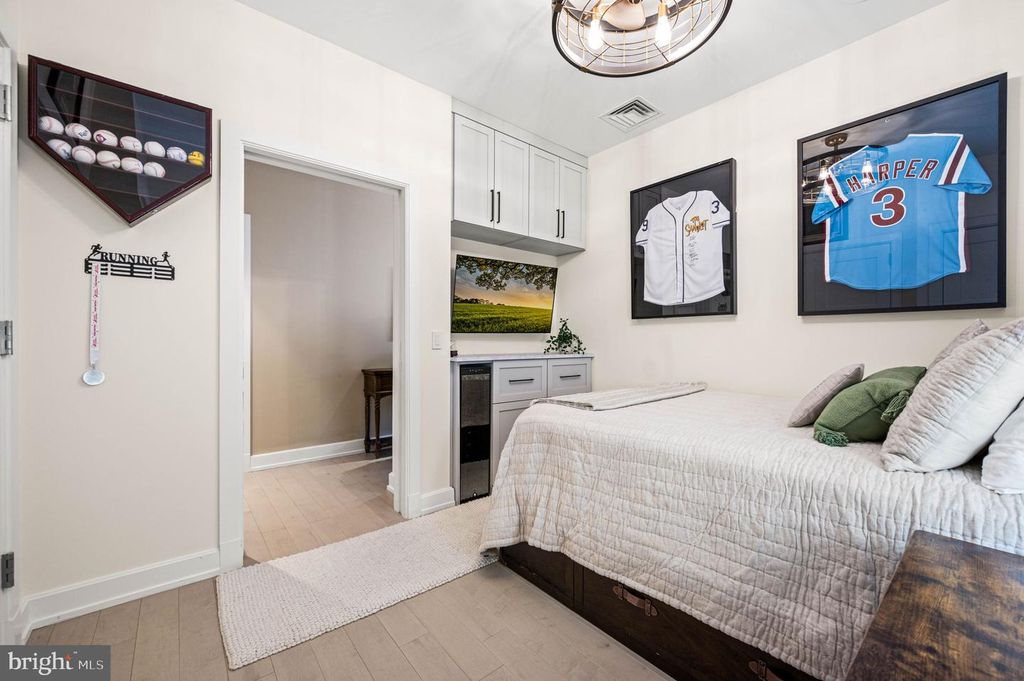 Image 22 of property listing at 50 S 16TH ST #5203, Philadelphia, PA 19102