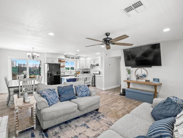 5684 E Sussex Way, Fresno, CA 93727