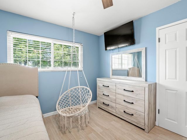 5684 E Sussex Way, Fresno, CA 93727