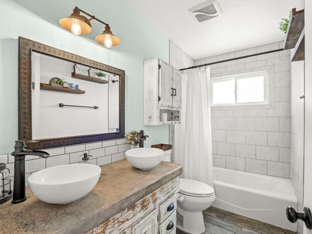 5684 E Sussex Way, Fresno, CA 93727