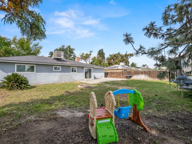 5684 E Sussex Way, Fresno, CA 93727