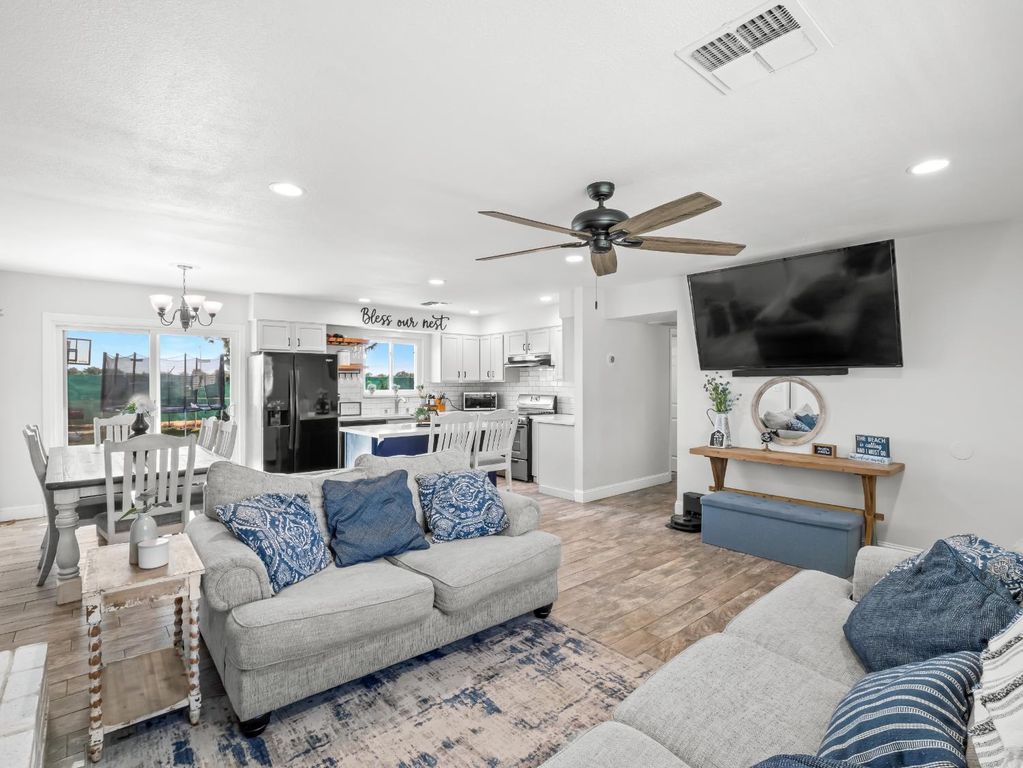 Image 10 of property listing at 5684 E Sussex Way, Fresno, CA 93727