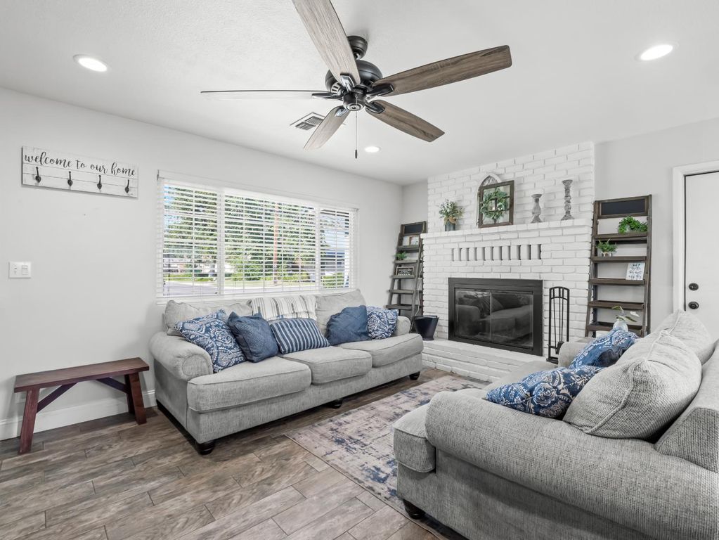 Image 11 of property listing at 5684 E Sussex Way, Fresno, CA 93727