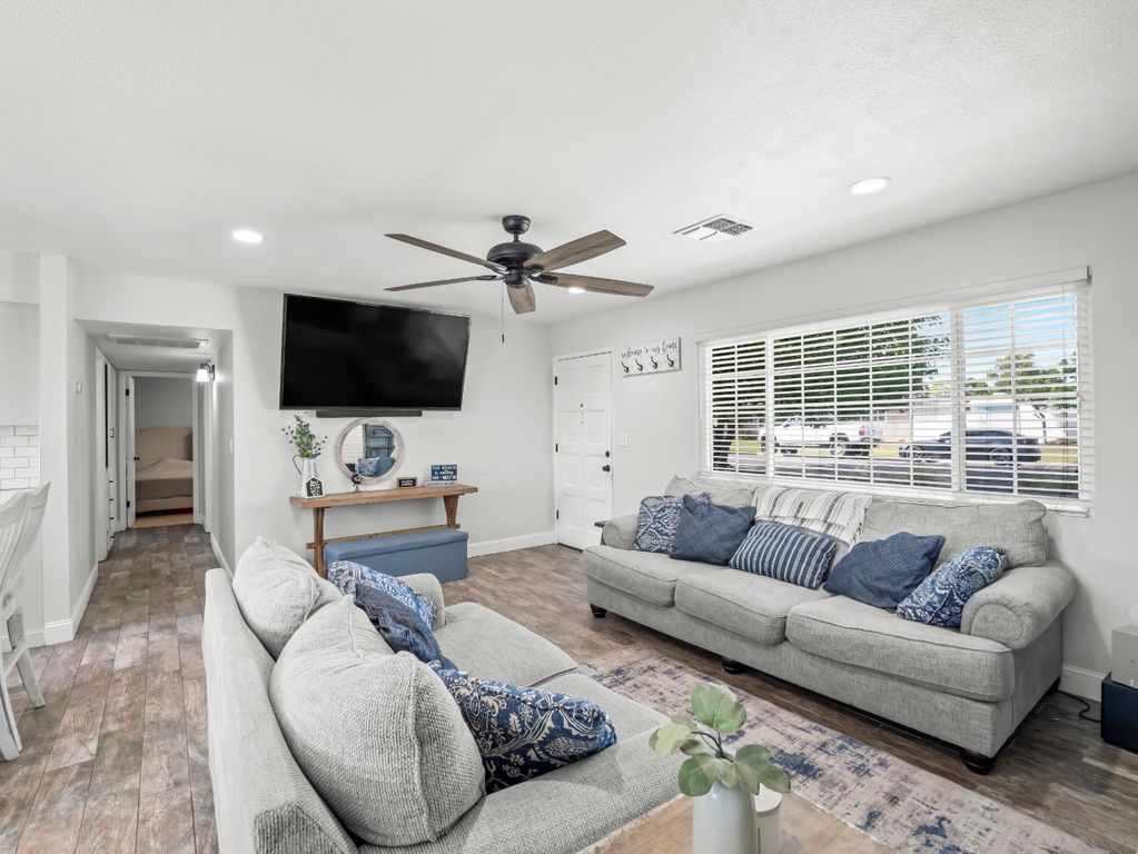 Image 12 of property listing at 5684 E Sussex Way, Fresno, CA 93727