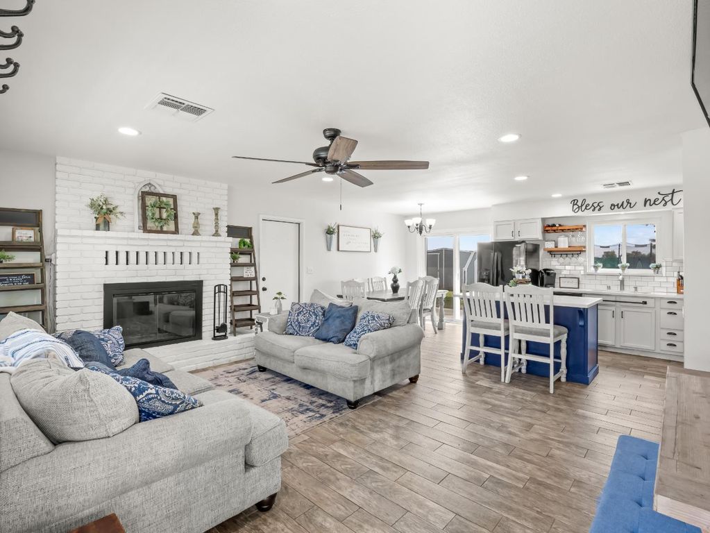 Image 13 of property listing at 5684 E Sussex Way, Fresno, CA 93727