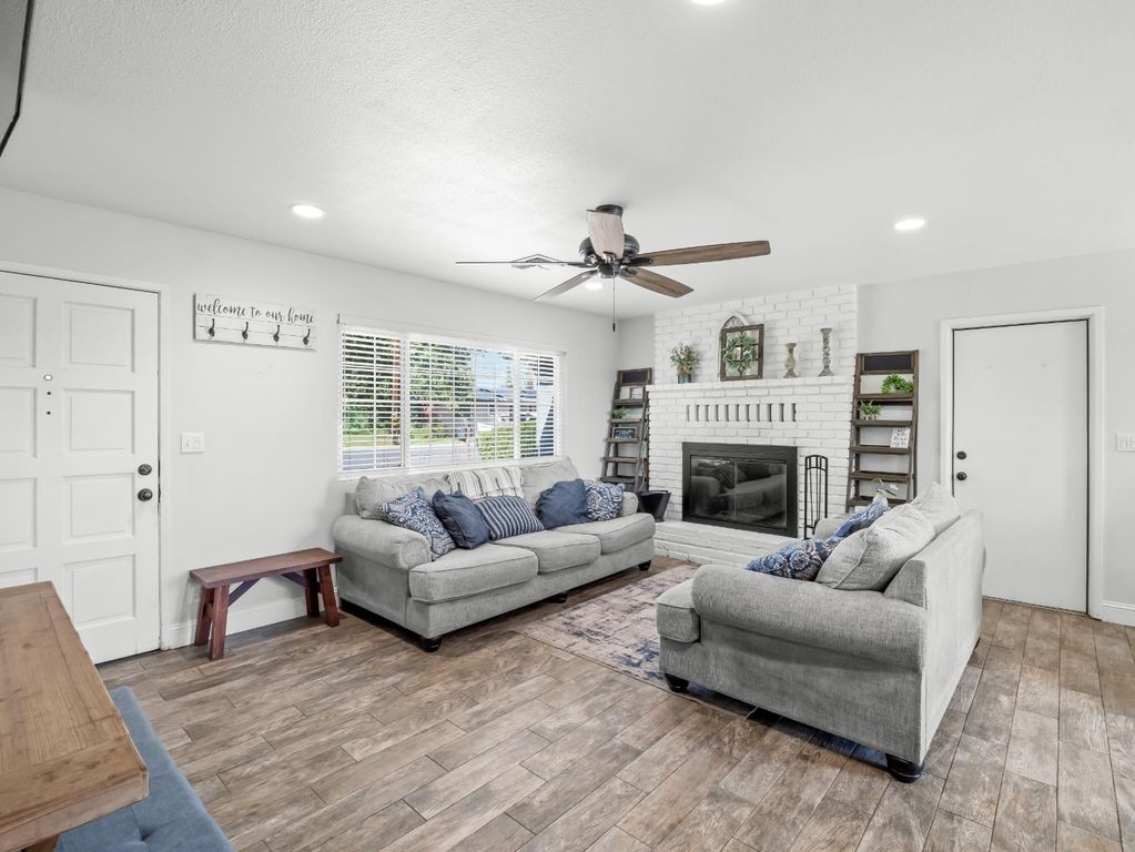 Image 14 of property listing at 5684 E Sussex Way, Fresno, CA 93727