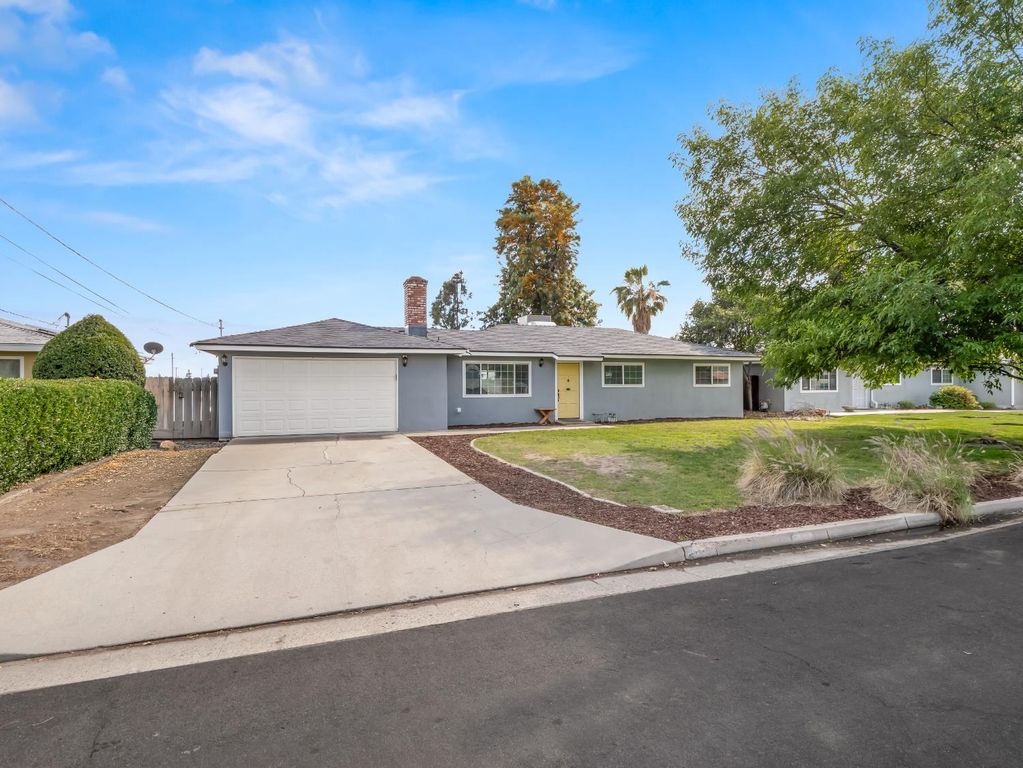 Image 2 of property listing at 5684 E Sussex Way, Fresno, CA 93727