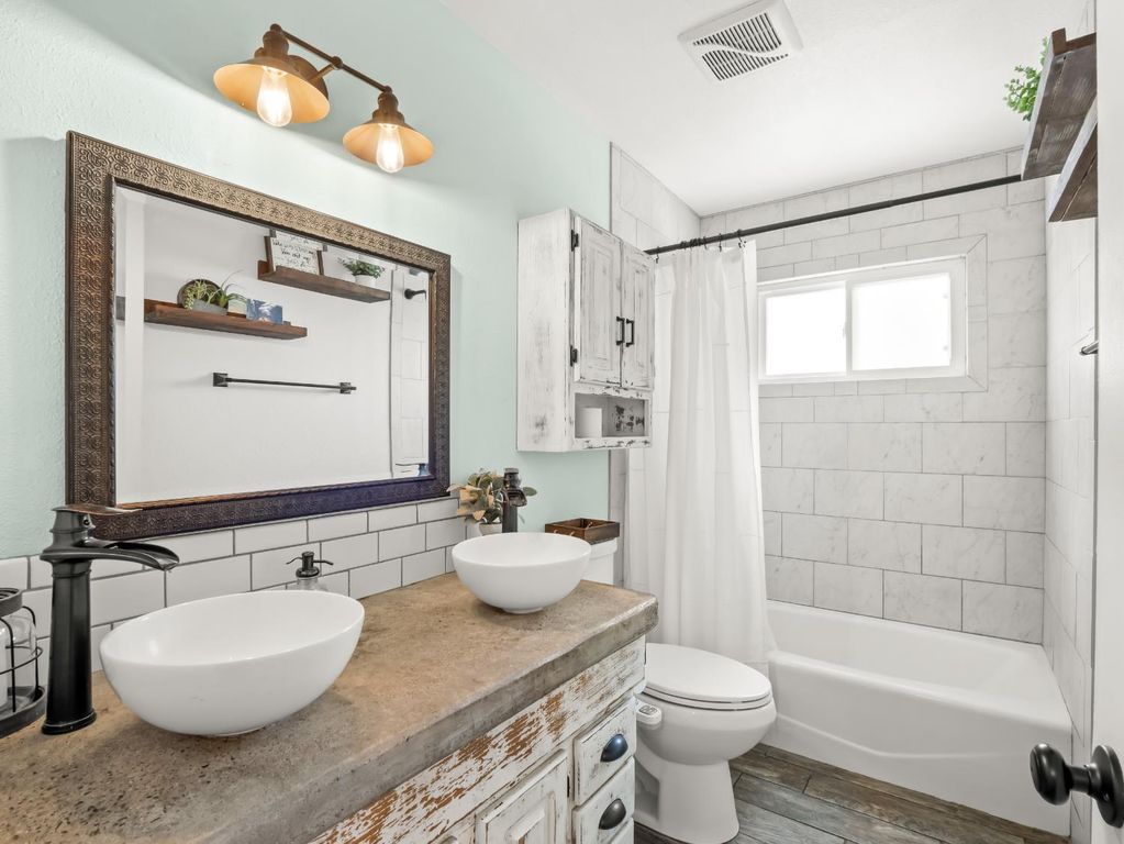 Image 20 of property listing at 5684 E Sussex Way, Fresno, CA 93727
