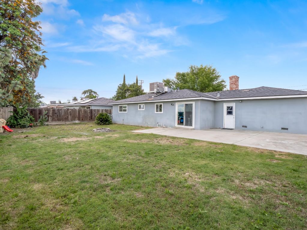 Image 24 of property listing at 5684 E Sussex Way, Fresno, CA 93727