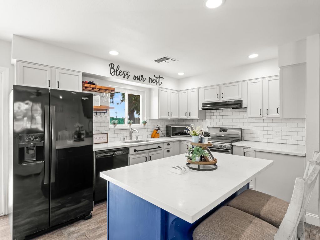 Image 5 of property listing at 5684 E Sussex Way, Fresno, CA 93727