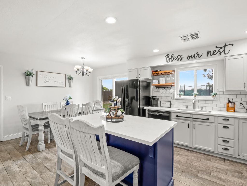 Image 6 of property listing at 5684 E Sussex Way, Fresno, CA 93727