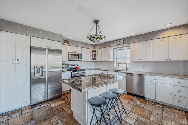 7 Forest Avenue, Massapequa, NY 11758