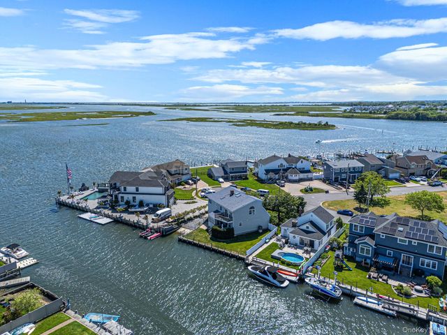 7 Forest Avenue, Massapequa, NY 11758
