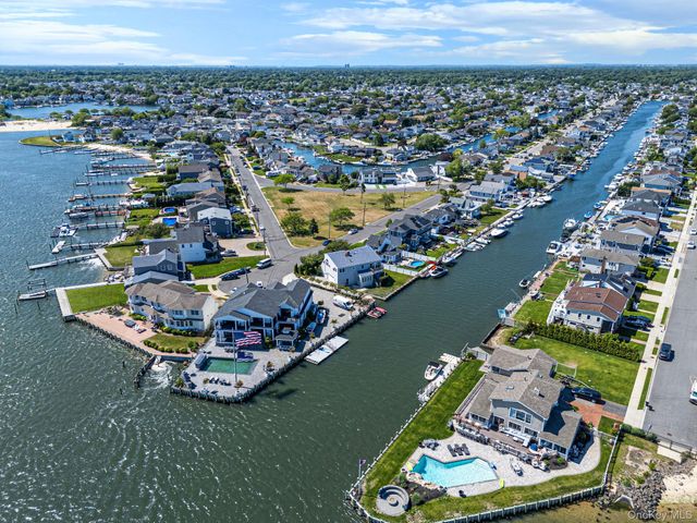 7 Forest Avenue, Massapequa, NY 11758