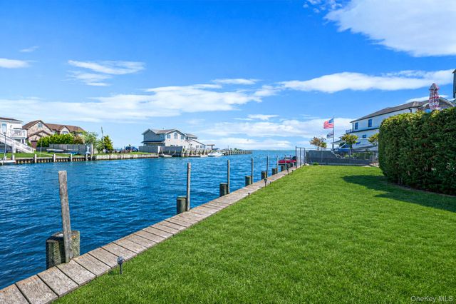 7 Forest Avenue, Massapequa, NY 11758