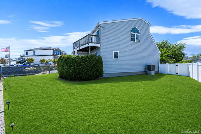 7 Forest Avenue, Massapequa, NY 11758