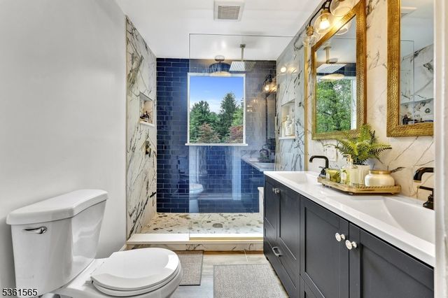 15 W Shore Rd, Bloomingdale Boro, NJ 07403