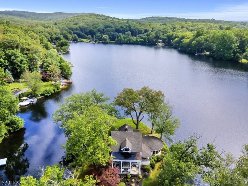 15 W Shore Rd, Bloomingdale Boro, NJ 07403