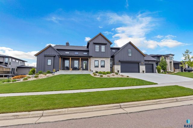 212 N Autumnwood Ct, Sioux Falls, SD 57110