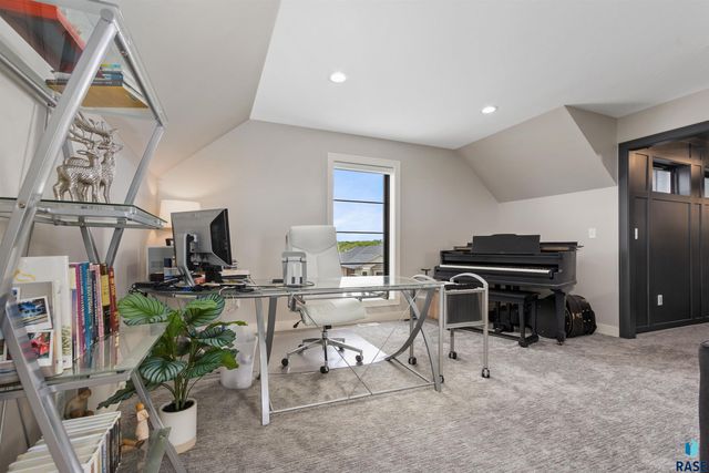 212 N Autumnwood Ct, Sioux Falls, SD 57110