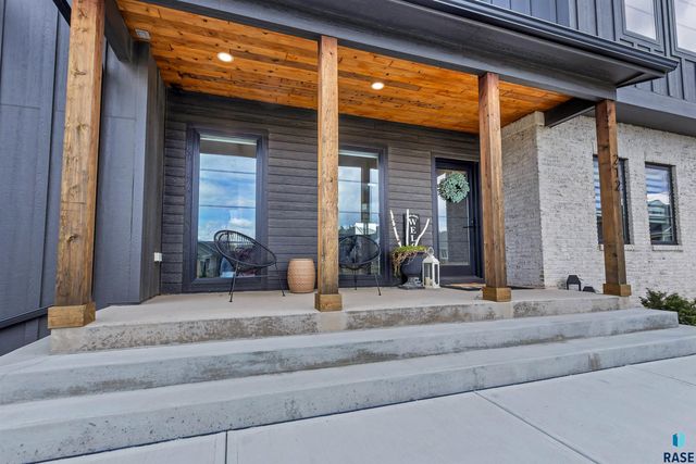 212 N Autumnwood Ct, Sioux Falls, SD 57110