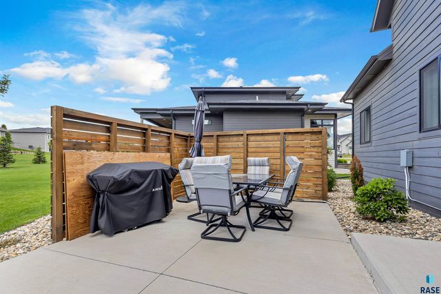 212 N Autumnwood Ct, Sioux Falls, SD 57110