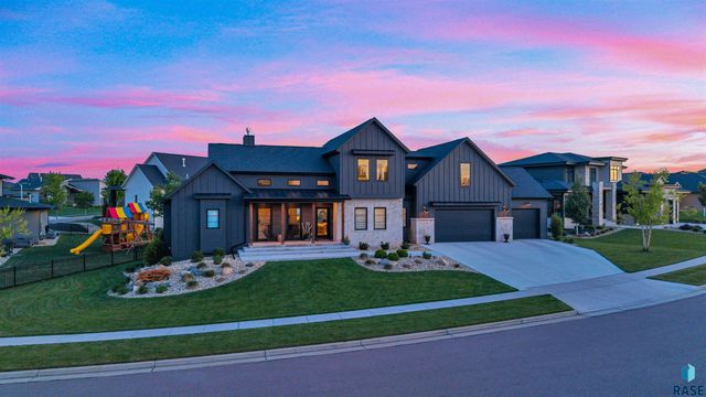 212 N Autumnwood Ct, Sioux Falls, SD 57110