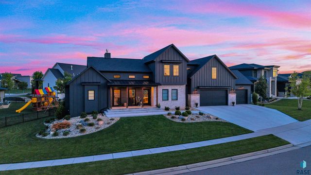 212 N Autumnwood Ct, Sioux Falls, SD 57110