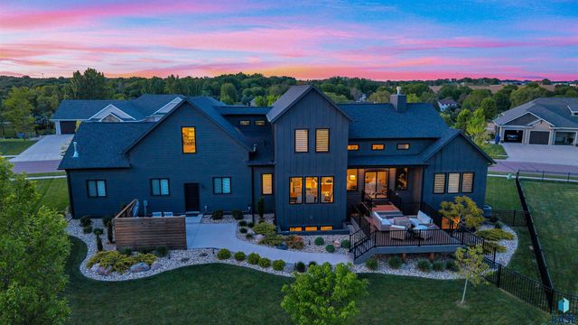 212 N Autumnwood Ct, Sioux Falls, SD 57110