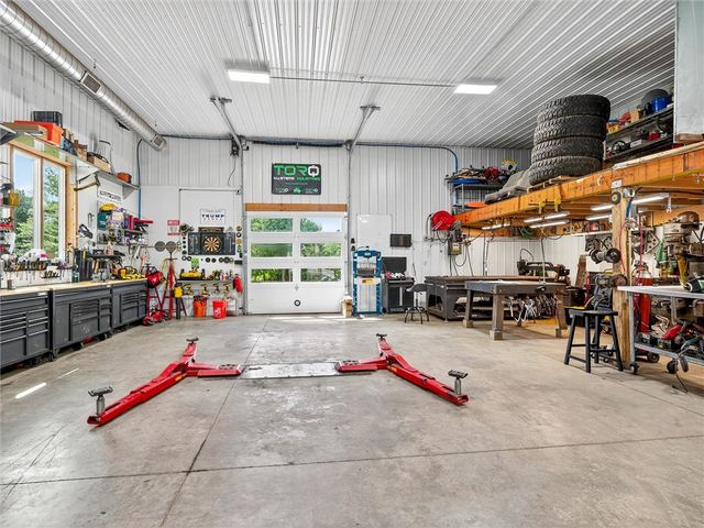 9 Oakwood Ln, Wheatland, NY 14546