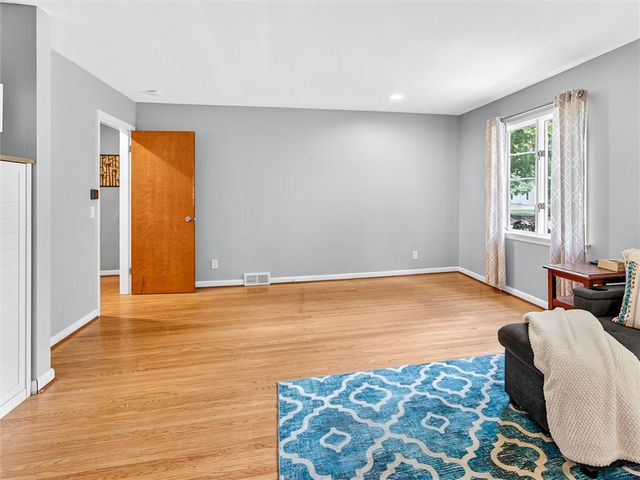 9 Oakwood Ln, Wheatland, NY 14546