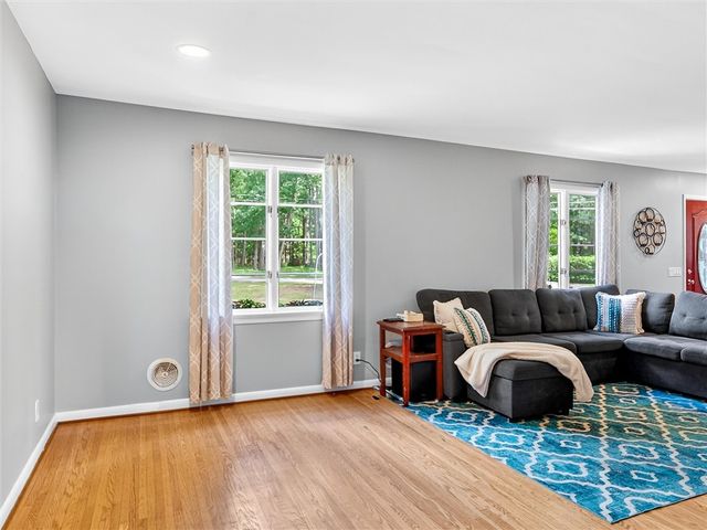 9 Oakwood Ln, Wheatland, NY 14546