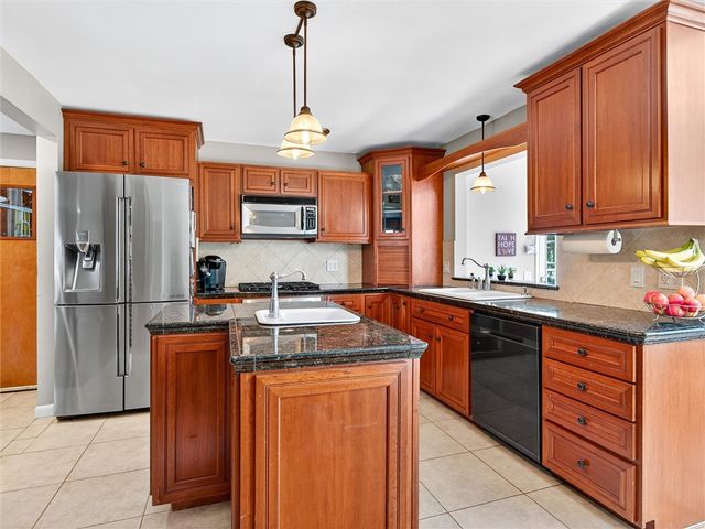 9 Oakwood Ln, Wheatland, NY 14546