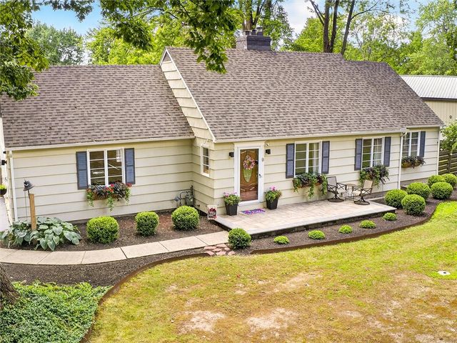 9 Oakwood Ln, Wheatland, NY 14546