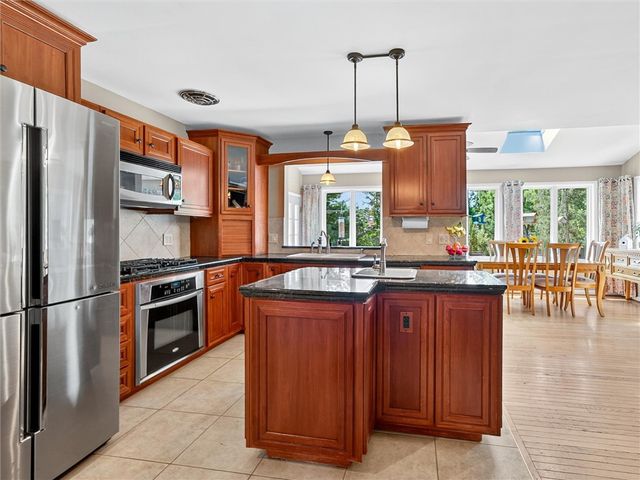 9 Oakwood Ln, Wheatland, NY 14546
