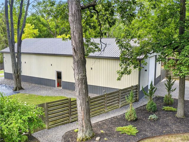 9 Oakwood Ln, Wheatland, NY 14546