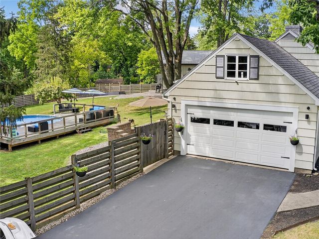 9 Oakwood Ln, Wheatland, NY 14546