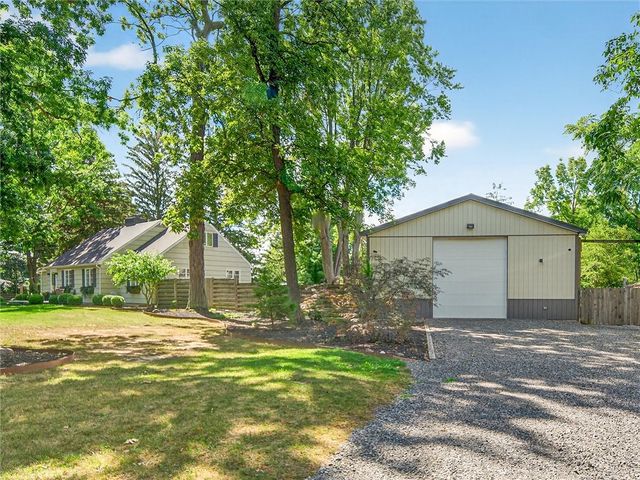 9 Oakwood Ln, Wheatland, NY 14546