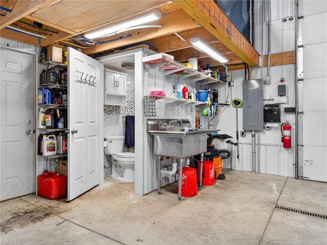 9 Oakwood Ln, Wheatland, NY 14546